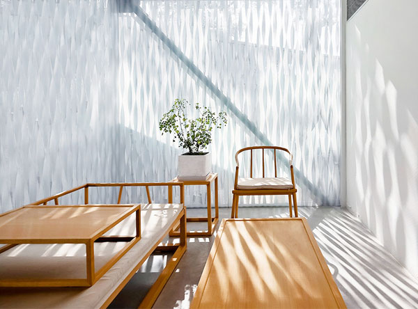 阳光照射在留白的墙上熠熠生辉，家居空间与自然万物的完美融合